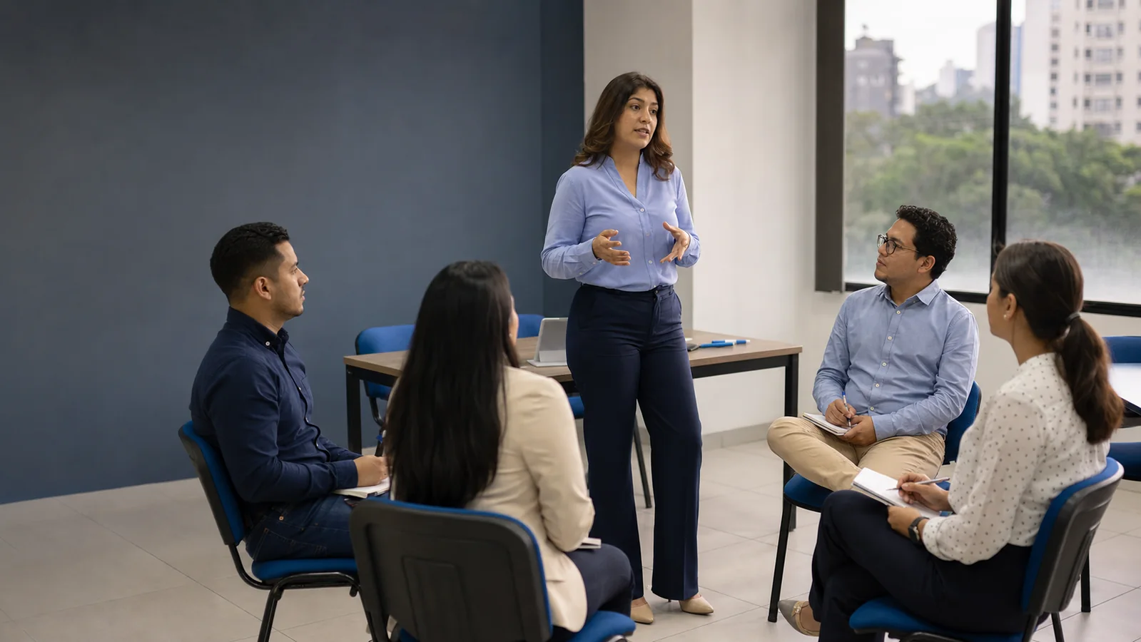 Facilitadora guía una práctica de comunicación asertiva con un equipo de trabajo
