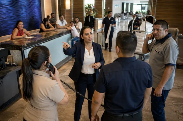 Gerente coordina varias áreas durante una interrupción del servicio.