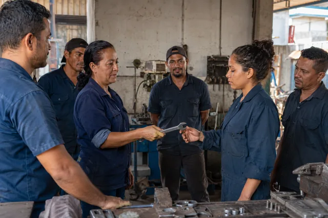 Equipo integra a un nuevo compañero al comenzar el turno de trabajo.